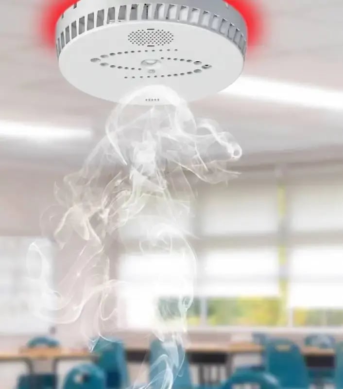 Sensore HALO 3C a soffitto in un'aula scolastica mentre rileva del fumo